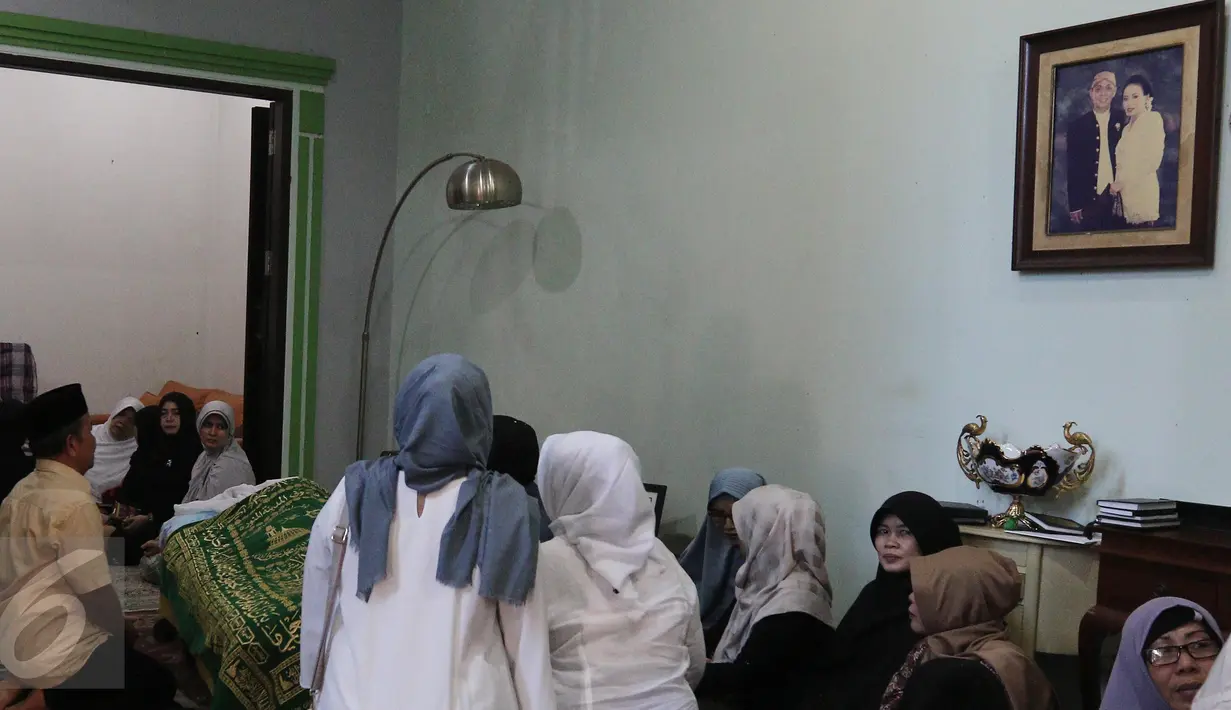 Keluarga dan kerabat berdoa di samping jenazah Eko DJ di kawasan Pondok Kelapa, Jakarta, Selasa (28/3). Komedian kelahiran Malang 7 Januari 1952 silam tersebut akan berada satu liang lahat dengan mendiang ibundanya. (Liputan6.com/Herman Zakharia)