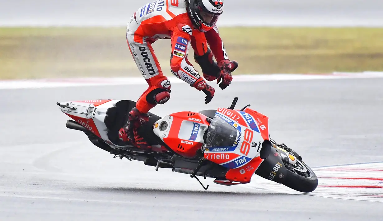 Pebalap Ducati, Jorge Lorenzo, terjatuh pada balapan MotoGP San Marino di Sirkuit Misano, Minggu (11/9/2017). Pebalap asal Spanyol itu hanya mampu melahap tujuh lap sebelum terjatuh di tikungan keenam. (AFP/Marco Bertorello)
