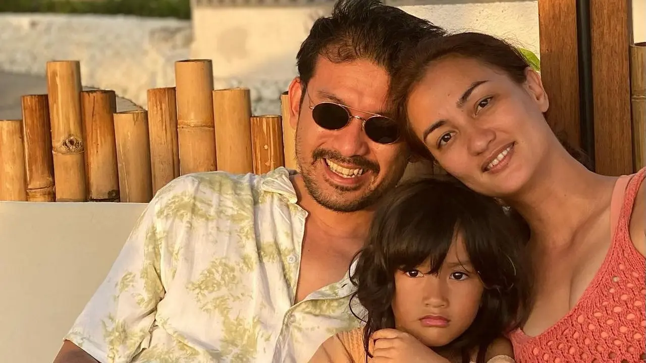 [Fimela] Salma anak Rio Dewanto - Atiqah Hasiholan