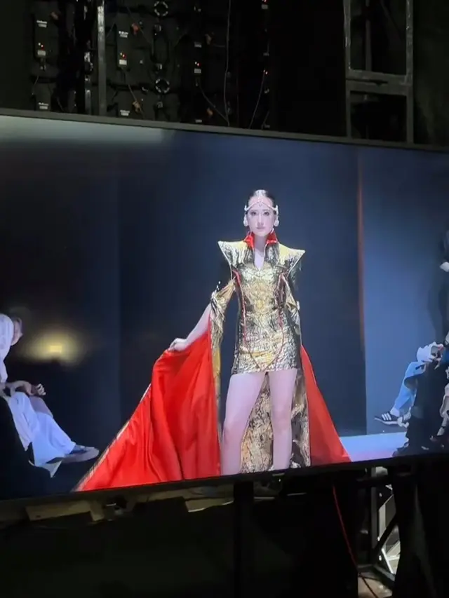 7 Potret Laura Moane di Catwalk JF3, Tampil Menyala dengan Busana Emas