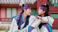 Kedekatan V BTS dan Park Seo Jun dalam drama Hwarang The Poet of Warrior Youth. (Foto: Soompi)