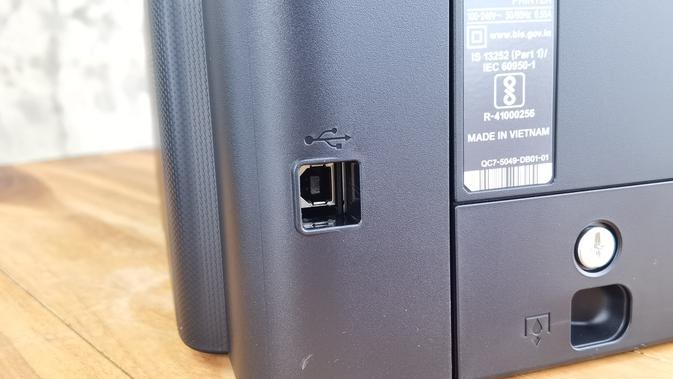 <p>Port USB type B di Canon PIXMA Ink Efficient G570. Liputan6.com/Iskandar</p>