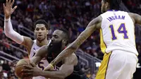 Pemain Houston Rockets, James Harden (13) mencoba melewati adangan dua pemain Lakers pada lanjutan NBA basketball game di Toyota Center, Houton, (31/12/2017). Rockets menang 148-142. (AP/Michael Wyke)