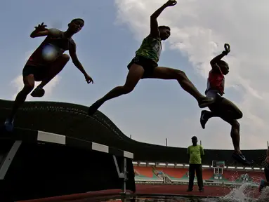 Para pelari melompat saat tampil pada Kejurnas Atletik 2019 nomor 3.000 meter steeplechase senior putra di Stadion Pakansari, Bogor, Rabu (8/8). Kejurnas Atletik berlangsung dari 3-7 Agustus. (Bola.com/Peksi Cahyo)