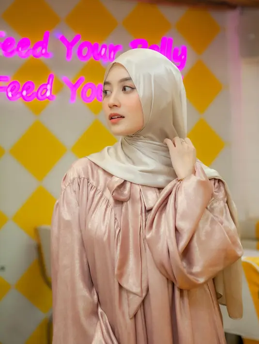 Rayakan hari ulang tahun dengan sederhana bareng orang tersayang, Nabilah Ayu memadukan gamis dan jibab shimmer, penampilan Nabilah Ayu ini bisa menjadi inspirasi. Sejak awal berhijab, OOTD-nya memang tak lepas dari perhatian. Wajahnya dipoles dengan makeup natural dan eyeliner-nya on point membuat bintang film Mata Batin 2 ini makin cantik. (Liputan6.com/IG/@nblh.ayu)