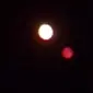 Pencetus teori konspirasi menyebut cahaya di samping "blood moon" adalah Nibiru (Express.co.uk)