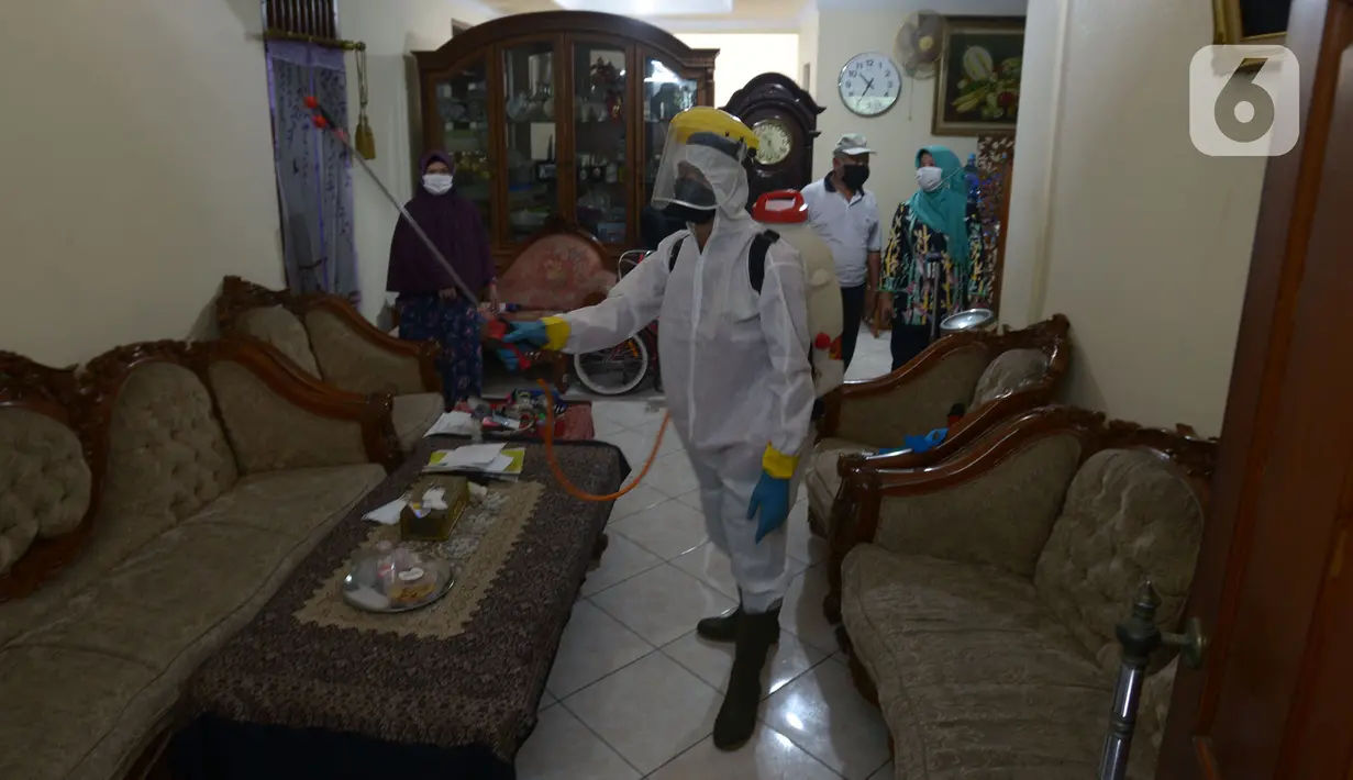 Petugas PMI menyemprotkan cairan disinfektan di salah satu rumah di Perumahan Ori Pondok Bambu, Jakarta, Kamis (10/2/2022). Penyemprotan ini dilakukan pada lingkungan perumahan sebagai upaya untuk menekan angka penyebaran Virus Covid-19 varian Omicron yang terus meningkat. (merdeka.com/Imam Buhori)