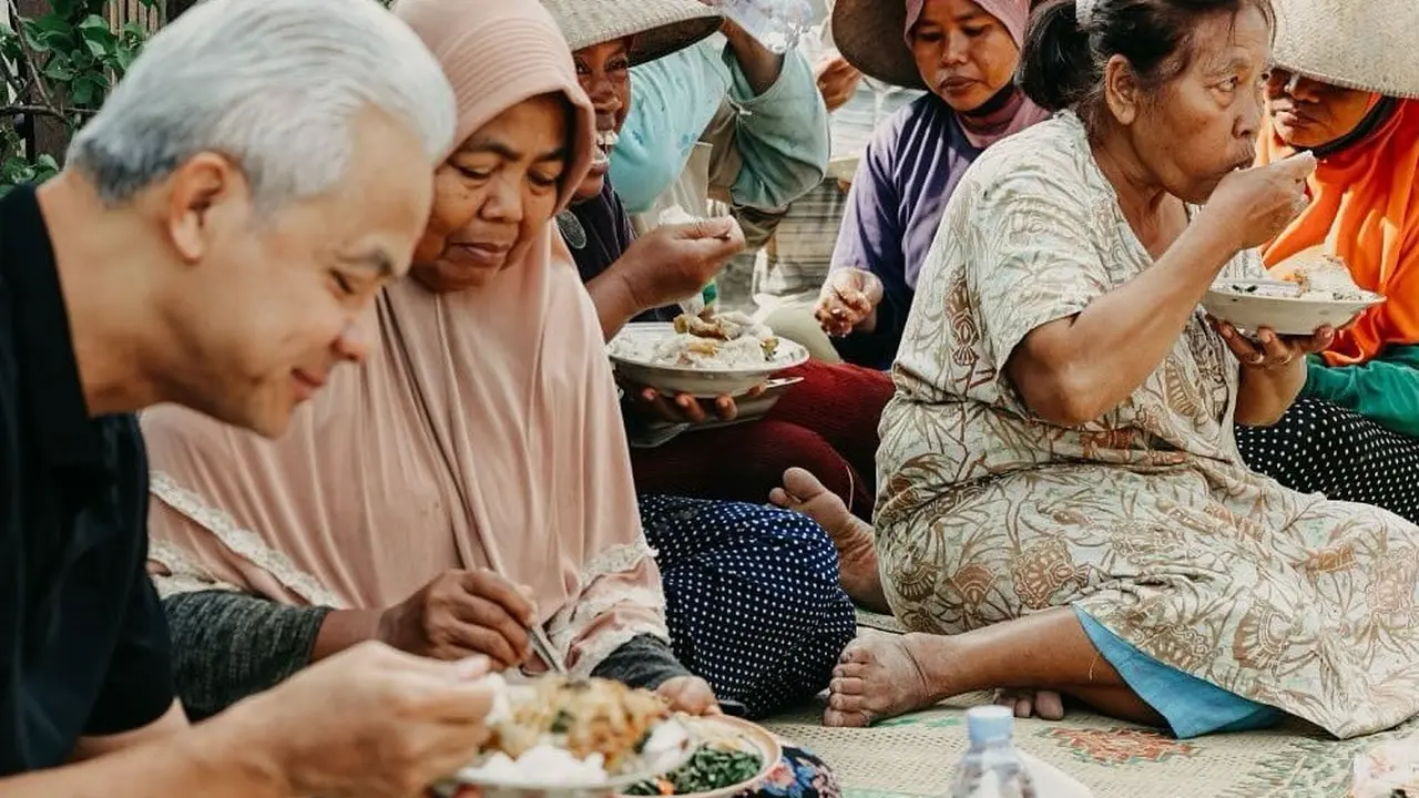 Potret Ganjar Pranowo Makan Nasi Pecel Sambal Tumpang Bareng Ibu-Ibu di Sragen