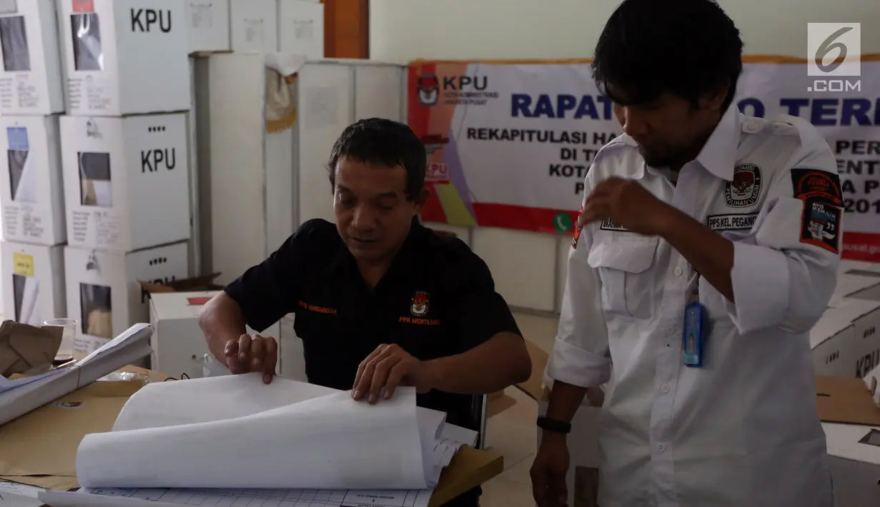 Petugas melakukan perhitungan rekapitulasi surat suara di Kecamatan Menteng, Jakarta, Kamis (25/4). Hingga hari ini proses rekapitulasi suara di kecamatan Menteng telah merampungkan 55 persen dari total 246 di Kecamatan Menteng. (Liputan6.com/Johan Tallo)