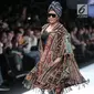 Menteri KKP, Susi Pudjiastuti memperagakan busana rancangan Anne Avantie pada Jakarta Fashion Week 2019 di Senayan City, Selasa (23/10). Susi hadir dibalut bustier hitam dan outer tenun beraksen rumbai karya Anne Avantie. (Liputan6.com/Faizal Fanani)