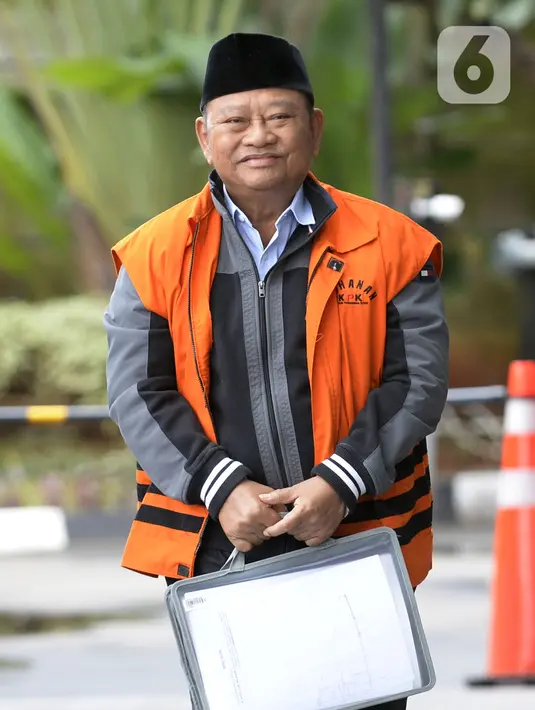Bupati Sidoarjo nonaktif, Saiful Ilah berjalan akan menjalani pemeriksaan lanjutan di Gedung KPK, Jakarta, Kamis (20/2/2020). Saiful Ilah diperiksa sebagai tersangka untuk melengkapi berkas terkait dugaan menerima suap proyek infrastruktur di Dinas PUPR Kabupaten Sidoarjo. (merdeka.com/Dwi Narwoko)