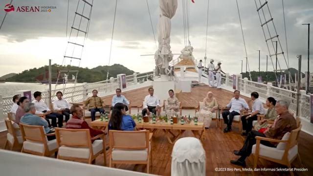 Presiden RI Joko Widodo mengajak para pemimpin ASEAN menikmati suasana matahari tenggelam dari atas kapal pinisi di perairan Pelabuhan Labuan Bajo, Manggarai Barat, Nusa Tenggara Timur, Rabu (10/5/2023). (Tangkapan Layar Youtube Setpres RI)