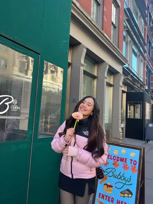 Menikmati udara dingin di New York, Beby Tsabina dengan puffer jacket berwarna senada [instagram/bebytsabina]