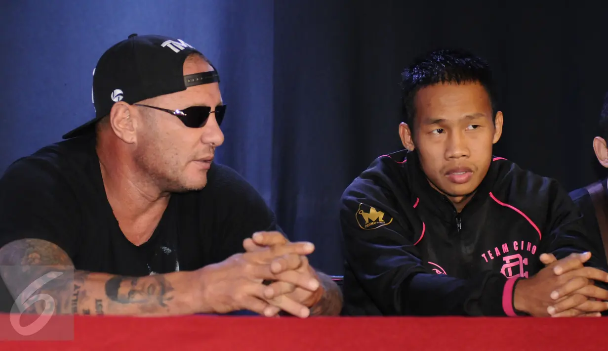 Petinju Indonesia, Daud Yordan (kanan) berbincang dengan pelatihnya, Craig Christian jelang melakukan timbang badan di Jakarta, Kamis (4/2/2016). Daud akan melawan Yoshitaka Kato dalam laga kelas ringan WBO, Jumat (5/2). (Liputan6.com/Helmi Fithriansyah)