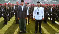 Presiden Joko Widodo atau Jokowi (kiri) bersama Ketua Umum Pengurus Besar Nahdlatul Ulama (PBNU) Yahya Cholil Staquf (kanan) saat menghadiri acara puncak satu abad Nahdlatul Ulama (NU) di Sidoarjo, Jawa Timur, Selasa (7/2/2023). Jokowi menilai NU sebagai organisasi Islam terbesar di dunia layak berkontribusi untuk masyarakat internasional. (Biro Pers Istana Kepresidenan/Agus Suparto)
