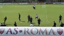 Pemain AS Roma melakukan sesi latihan di Trigoria, Roma, Italia (15/9/2015). AS Roma akan menantang Barcelona di leg pertama penyisihan Grup E Liga Champions. (AFP PHOTO/ANDREAS Solaro)