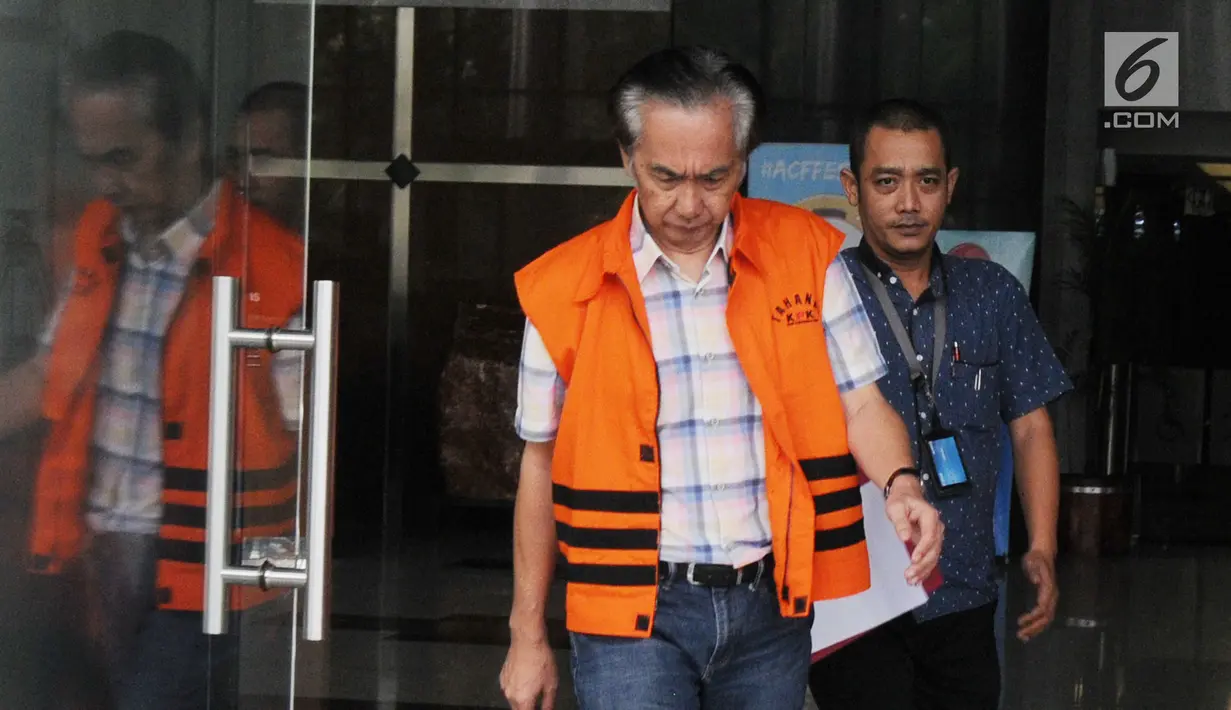 Direktur Utama PT PBM Puspo Sukrisna alias Asun (kiri) keluar dari Gedung KPK, Jakarta, Rabu (25/7). Asun diduga melakukan suap terhadap terdakwa Bupati Subang nonaktif Imas Aryumningsih. (Merdeka.com/Dwi Narwoko)
