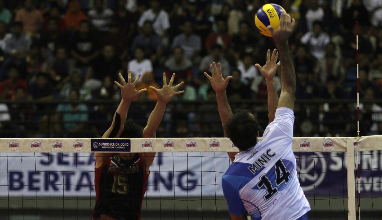 Pemain Jakarta Pertamina Energi, Aleksandar Minic, melakukan smes saat melawan Palembang Bank Sumselbabel dalam ajang Proliga 2019 di GOR Among Rogo, Yogyakarta, Minggu (24/12). JPE menang 3-1 atas PBS. (Bola.com/Yoppy Renato)