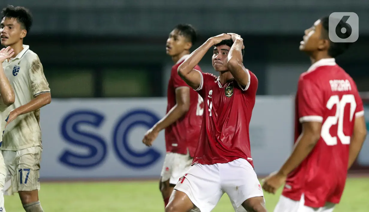 Ekspresi pemain Timnas Indonesia U-19, Muhammad Ferrari usai gagal memanfaatkan peluang mencetak gol ke gawang Thailand U-19 pada lanjutan penyisihan grup A Piala AFF U-19 2022 di Stadion Patriot Candrabhaga, Bekasi, Jawa Barat, Rabu (6/7/2022). Beberapa kali Timnas Indonesia U-19 mendapat peluang mencetak gol ke gawang Thailand U-19. (Liputan6.com/Helmi Fithriansyah)