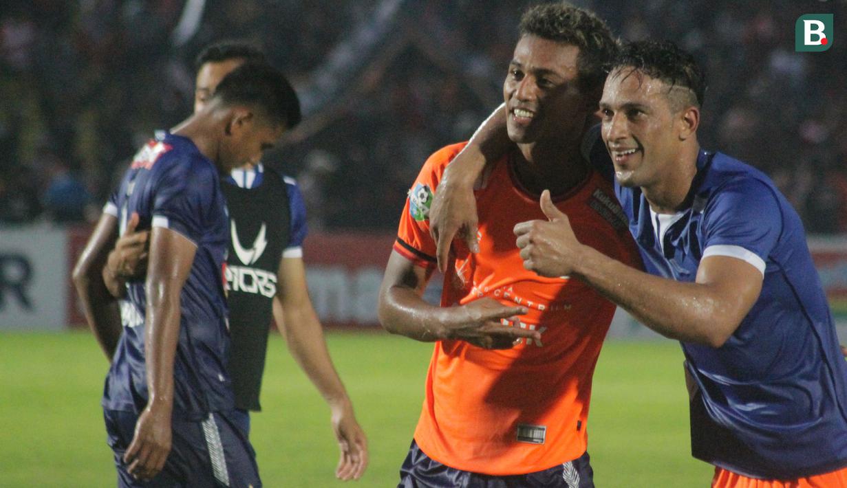 Striker Persija Jakarta, Addison Alves, foto bersama striker PSIS Semarang, Hari Nur Hidayat, pada laga Liga 1 di Stadion Sultan Agung, Bantul, Jumat (20/4/2018). PSIS kalah 1-4 dari Persija. (Bola.com/Ronald Seger)