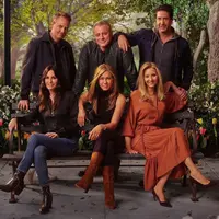 Simak perbedaan gaya Jennifer Aniston Cs di serial Friends: The Reunion (Photo: HBO Max)