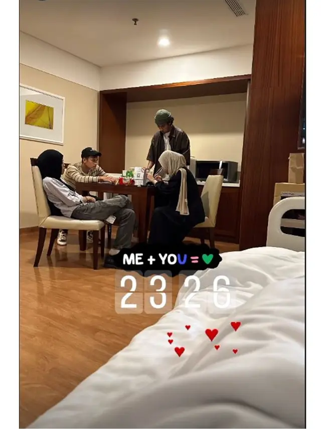 6 Potret Adiba Khanza dan Egy Maulana Jenguk Umi Pipik Sakit, Jadi Penyemangat