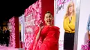 Penyanyi Miley Cyrus menyapa awak media saat tiba menghadiri pemutaran perdana film "Isn't It Romantic" di Los Angeles (11/2). Miley Cyrus tampil memesona dengan gaun berwarna merah Maison Valentino. (AFP Photo/Alberto E. Rodriguez)