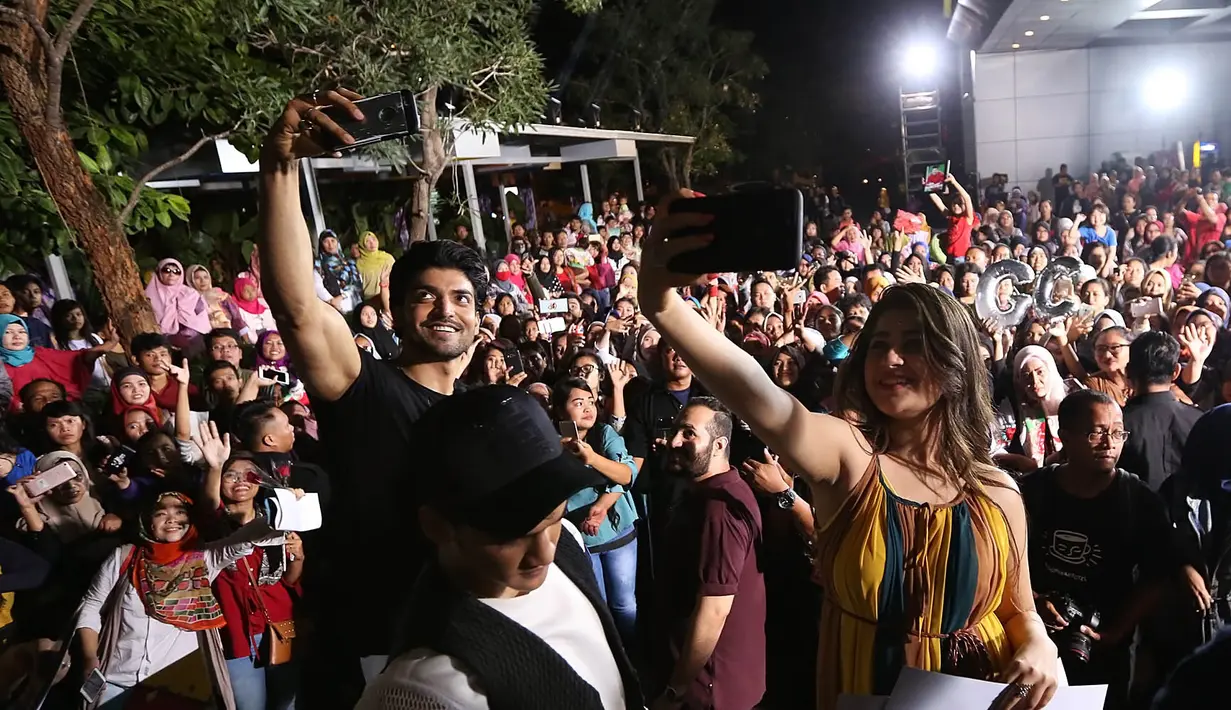 Gurmeet Choudhary yang merasa nyaman dengan keramahan masyarakat Indonesia, membuatnya jatuh cinta. Terlihat dari pemeran serial asal Negeri Sungai Gangga mengabadikan moment acara meet and greet tersebut.  (Bambang E. Ros/Bintang.com)