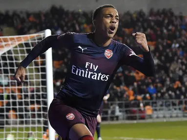 Gelandang Arsenal, Joe Willock, melakukan selebrasi usai membobol gawang Blackpool pada laga Piala FA di Stadion Bloomfield Road, Sabtu (5/1). Arsenal menang 3-0 atas Blackpool. (AFP/Paul Ellis)