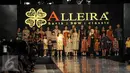 Para model mengenakan batik rancangan Alleira Batik dalam acara Alleira Annual Fashion Show 2016 di Jakarta, Kamis (6/10). Brand dengan koleksi batik gradasi ini membuat desain dari wanita dewasa, sampai anak kecil. (Liputan6.com/Faizal Fanani)
