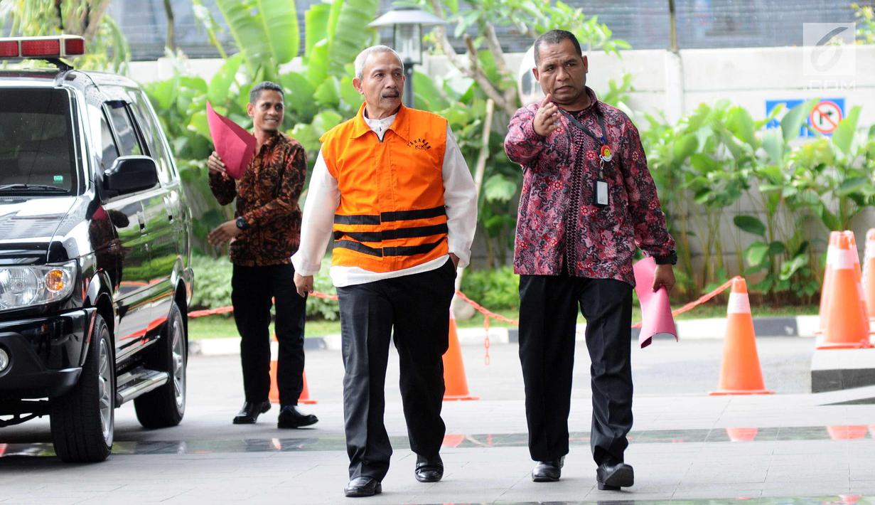 Bupati Batubara nonaktif OK Arya Zulkarnaen (tengah) saat tiba di Gedung KPK, Jakarta, Senin (2/10). OK Arya Zulkarnaen menjalani pemeriksaan perdana pasca ditahan terkait dugaan suap pembangunan infrastruktur TA 2017 . (Liputan6.com/Helmi Fithriansyah)