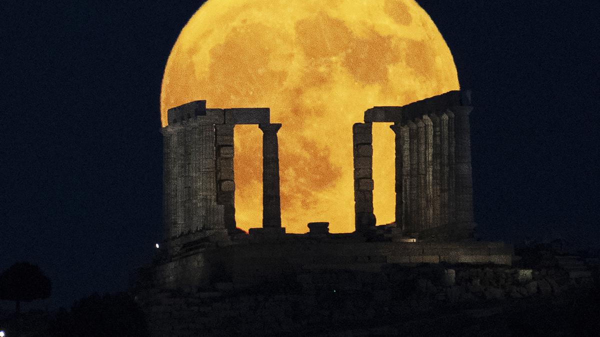 Menakjubkan! Penampakan Supermoon Bersinar Terang di Langit Berbagai Negara