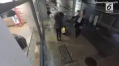 Saat ingin mengantarkan pesanan makanan, dua orang gadis mencuri pizzanya.