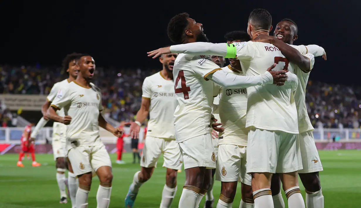 Pemain Al Nassr, Cristiano Ronaldo berselebrasi bersama rekannya setelah mencetak gol ke gawang Damac FC pada laga lanjutan Liga Arab Saudi di Prince Sultan bin Abdulaziz Sports City Stadium, Abha, Arab Saudi, Sabtu (25/2/2023) malam WIB. CR7 berhasil mencetak hattrick pada menit ke-18, 23', dan 44'. (Twitter/@AlNassrFC)