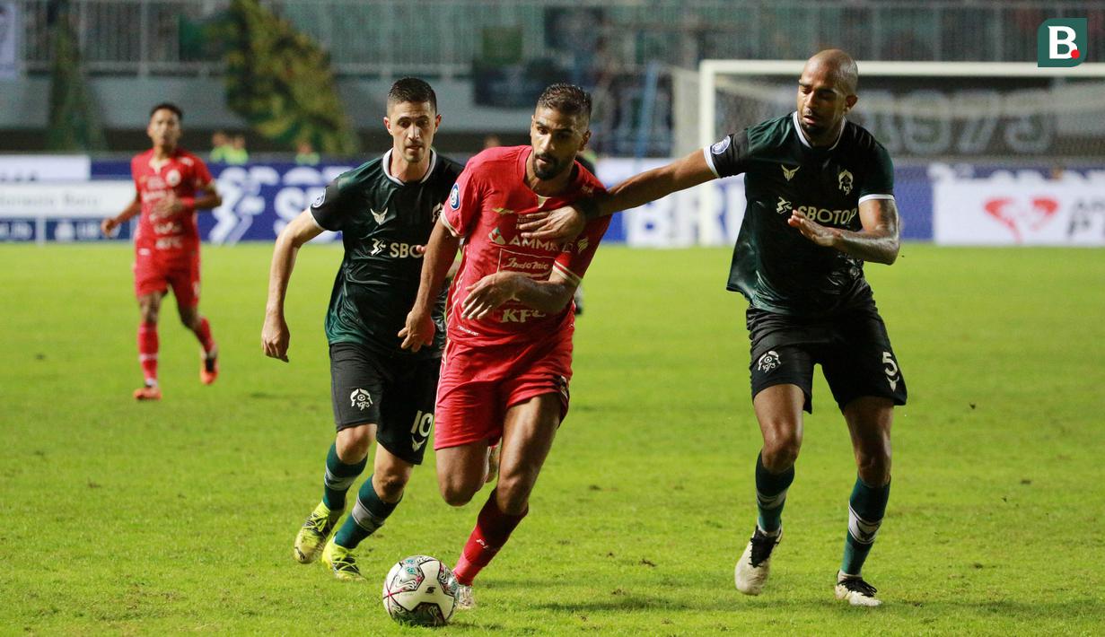 Pemain Persija Jakarta, Abdulla Yusuf Helal (tengah) berusaha melewati pemain Persikabo 1973 pada laga pekan keempat BRI Liga 1 2022/2023 di Stadion Pakansari, Kabupaten Bogor, Minggu (14/8/2022). (Bola.com/M Iqbal Ichsan)