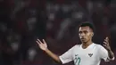 Gelandang Timnas Indonesia, Todd Rivaldo, memberikan semangat ke rekan-rekannya saat melawan Qatar pada laga AFC U-19 Championship di SUGBK, Jakarta, Minggu (21/10). Indonesia kalah 5-6 dari Qatar. (Bola.com/Vitalis Yogi Trisna)