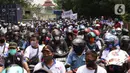 Ratusan buruh melakukan konvoi di Kota Tangerang, Banten, Selasa (6/10/2020). Dalam aksi tersebut mereka menolak UU Omnibus Law Cipta Kerja yang sudah disahkan oleh DPR RI. (Liputan6.com/Angga Yuniar)