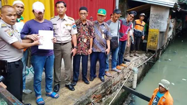 Buang Sampah di Kali Saat Ada Petugas, Aksi Cuek Pria Ini Viral