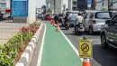 Kendaraan melintas di samping jalur khusus sepeda di Jalan Fatmawati Raya, Jakarta Selatan, Rabu (30/10/2019). Penundaan pembangunan jalur sepeda pada 2020 lantaran Komisi B ingin mengetahui rencana induk pembangunan jalur sepeda secara keseluruhan. (Liputan6.com/Faizal Fanani)