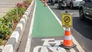 Kendaraan melintas di samping jalur khusus sepeda di Jalan Fatmawati Raya, Jakarta Selatan, Rabu (30/10/2019). Penundaan pembangunan jalur sepeda pada 2020 lantaran Komisi B ingin mengetahui rencana induk pembangunan jalur sepeda secara keseluruhan. (Liputan6.com/Faizal Fanani)