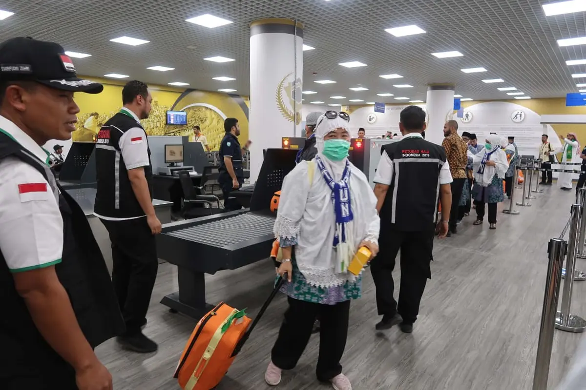 Petugas Haji Indonesia 2019 membantu jemaah di Bandara Prince Mohammed bin Abdul Aziz. Foto: Darmawan/MCH