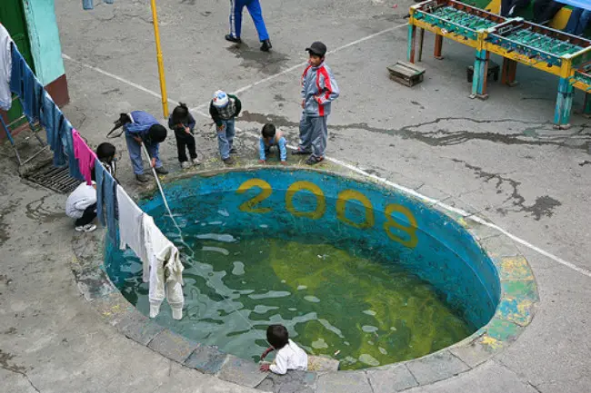 Kolam di dalam kompleks penjara San Pedro di La Paz, Bolivia. (Flickr/miradas.com.br via Creative Commons)