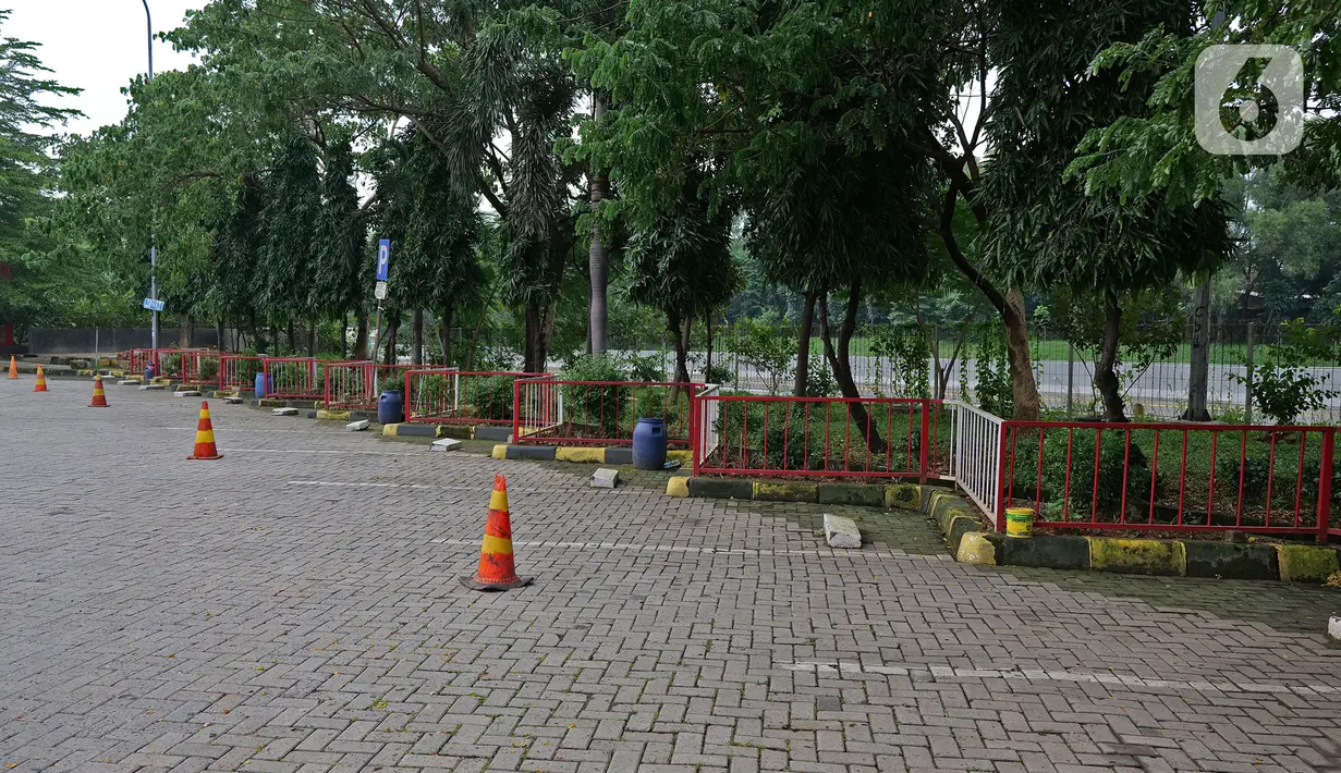 Suasana parkiran di rest area KM 62 tol Jakarta Cikampek, Jawa Barat, Kamis (28/5/2020). Larangan mudik Idul Fitri 1441 H dan ketatnya keluar masuk kendaraan di sejumlah daerah berimbas pada penurunan pendapatan para penjual di rest area tersebut. (Liputan6.com/Herman Zakharia)