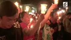 Ratusan masyarakat Sibolga, Sumatera Utara menggelar aksi seribu lilin sebagai bentuk dukungan pada Ahok .