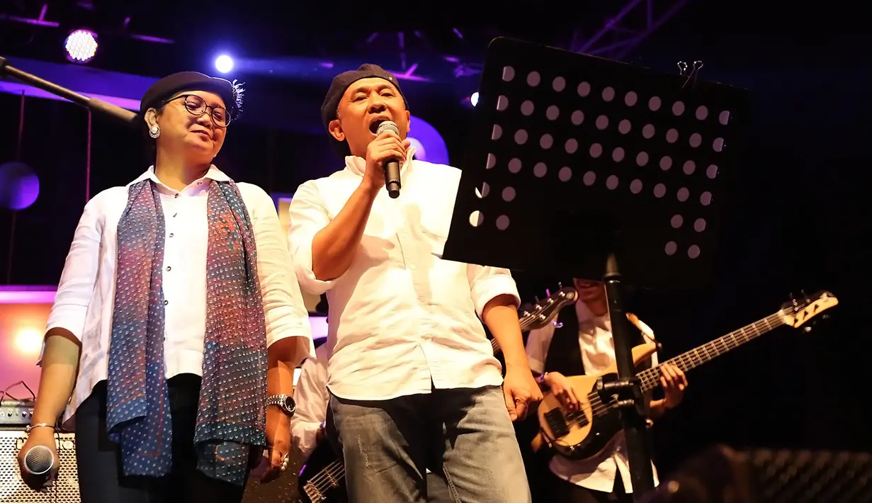 "Bagi kami,musik adalah bagian hidup kami dan hanya untuk bersenang-senang," tutur Teten Masduki. "Musik adalah bagian kami, hidup kami kan kerja, kerja, kerja. Jadi musik untuk bersenang-senang," sahut Hanif Dakari. (Bambang E Ros/Bintang.com)