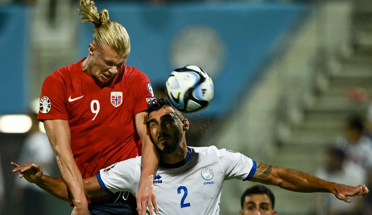 Pemain Norwegia, Erling Haaland (kiri) berduel udara dengan pemain Sipurs, Jewel Samad pada laga Grup A Kualifikasi Euro 2024 di AEK Arena, Sipurs, Jumat (13/10/2023) dini hari WIB. (AFP/Jewel Samad)