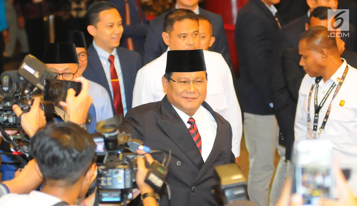 Capres nomor urut 02 Prabowo Subianto saat tiba di lokasi debat keempat Pilpres 2019 yang diselenggarakan KPU di Hotel Shangri-La, Jakarta, Sabtu (30/3). Debat kali ini mengangkat tema tentang ideologi, pemerintahan, pertahanan dan keamanan, serta hubungan internasional. (Liputan6.com/JohanTallo)
