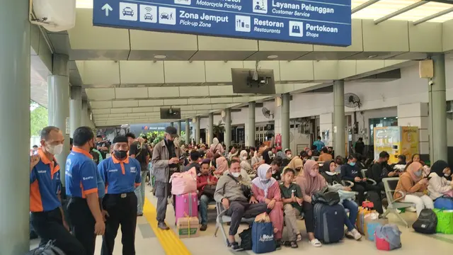 Suasana H-1 Lebaran Idul Fitri di Stasiun Pasar Senen, Jakarta.