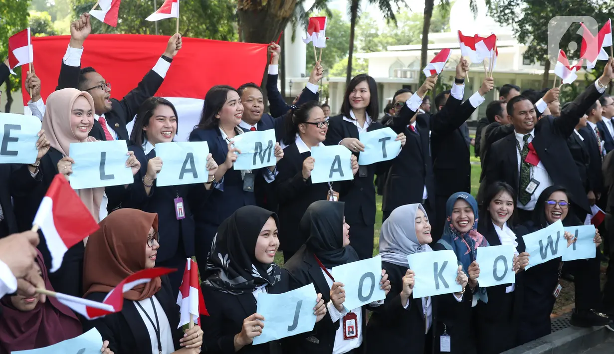 Pegawai Istana mengibarkan bendera merah putih saat rombongan mobil Presiden terpilih Joko Widodo (Jokowi)  melintas menuju gedung DPR di Istana Kepresidenan, Jakarta, Minggu (20/10/2019).  (Liputan6.com/Angga Yuniar)