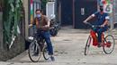 Jalil bersama Mujahid sedang gowes dengan sepeda listrik di kawasan Pondok Gede, Bekasi, Jawa Barat, (15/9/2020). Sepeda listrik sigma berkapasitas 1.000 watt tersebut mampu menempuh jarak 60 Km dengan harga perakitan sebesar Rp 10 Juta. (Liputan6.com/Herman Zakharia)